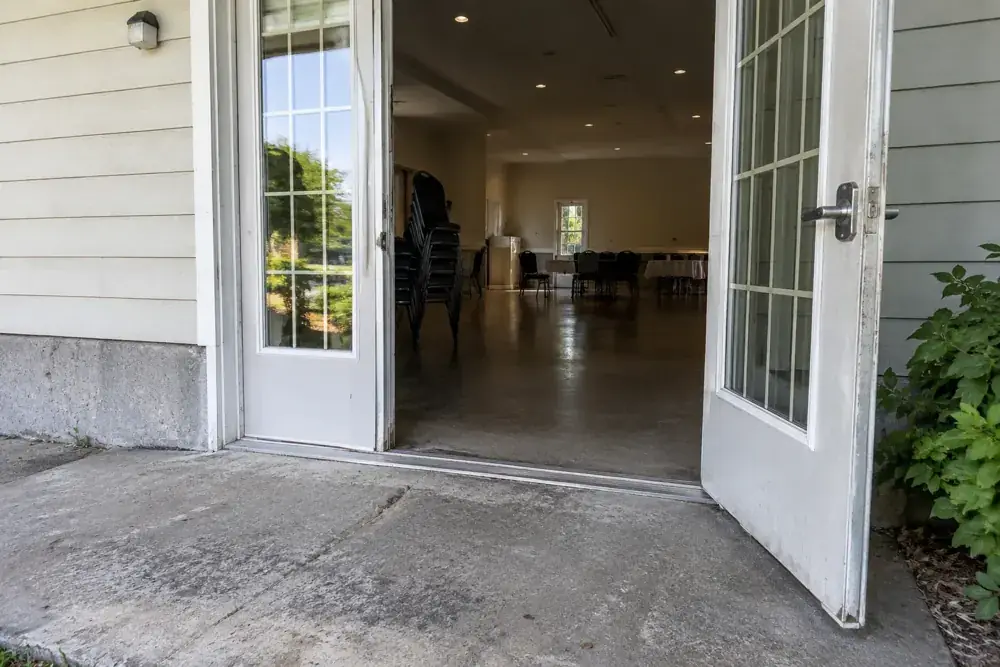 Entrada a nivel de un espacio de reuniones, vista desde el exterior.