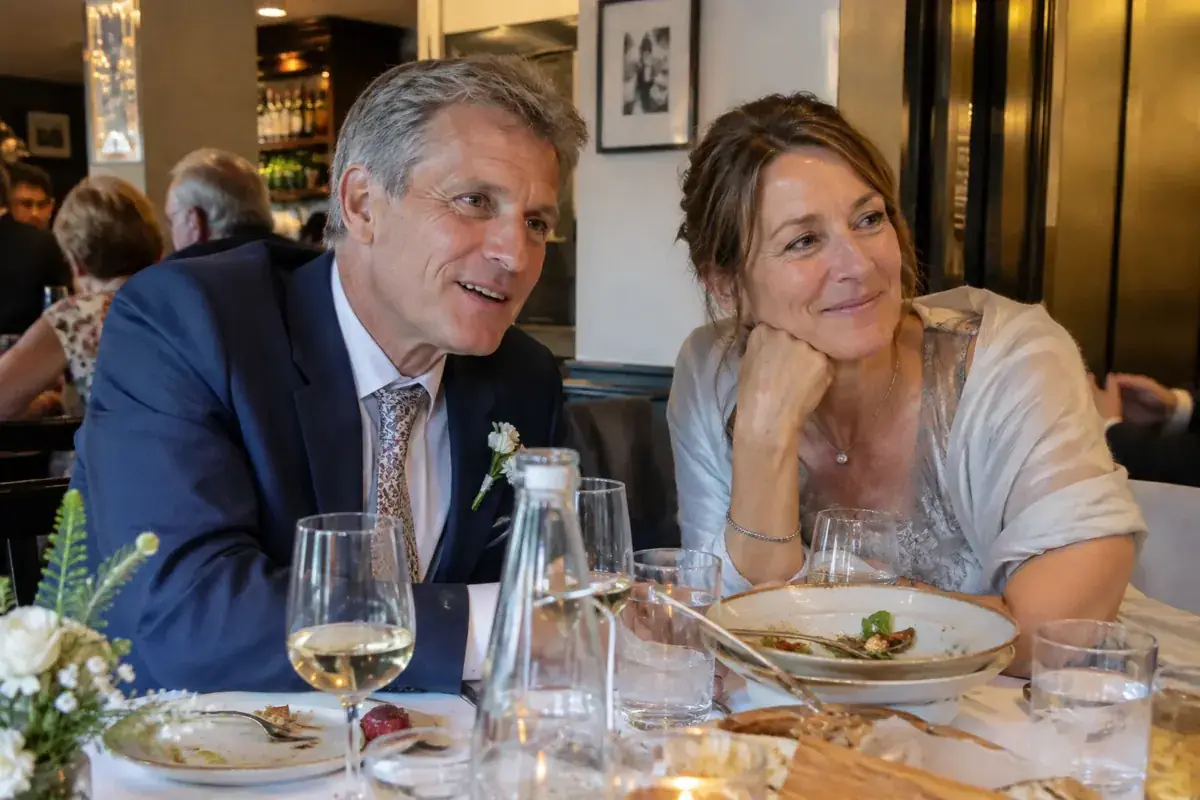 Imagen generada: Pareja adulta conversando durante una comida de boda en un restaurante.